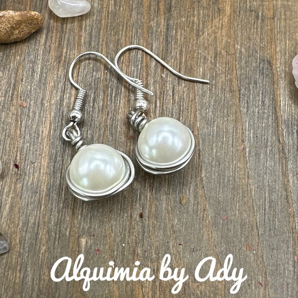 Chunky Pearl drops gold statement dangle earrings - Picture 2 of 2